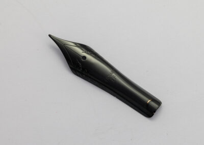 Tiefschwarz glänzend